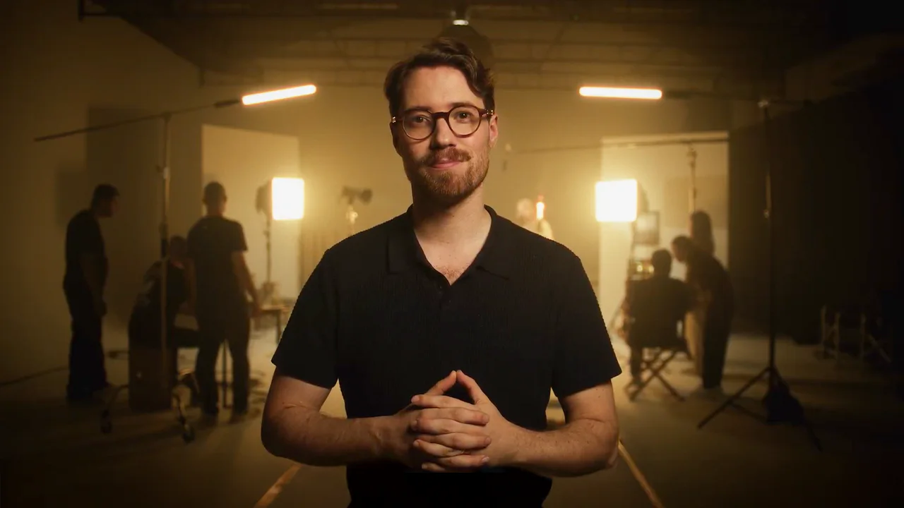 Apresentador em um set de produção do Lumine Studios